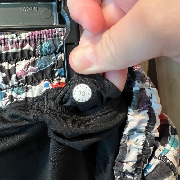 Lululemon women’s hotty hot short II size 10 tall - Picture 9 of 11
